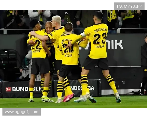 欧冠小组赛焦点战分析：顶级豪门对决 谁能笑到最后