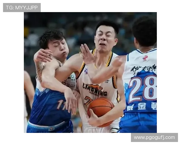 CBA赛场风云再起，明星球员关键战役展现超凡实力 - 副本