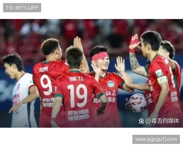 世界足球盛宴激战正酣 各队精彩表现引球迷热议 - 副本 (2) - 副本